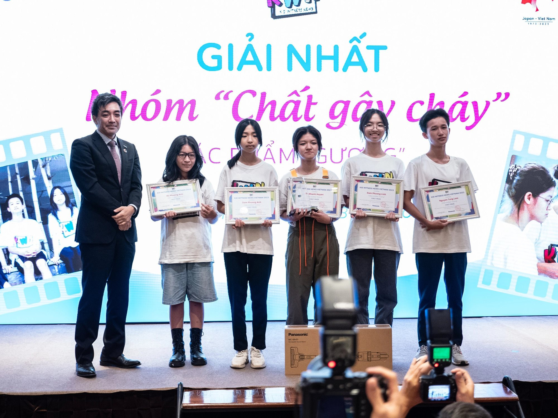 nhom-chat-gay-chay-voi-bo-phim-guong-dat-giai-nhat-cho-nhom-lua-tuoi-13-18-1693270138403413425513.jpg