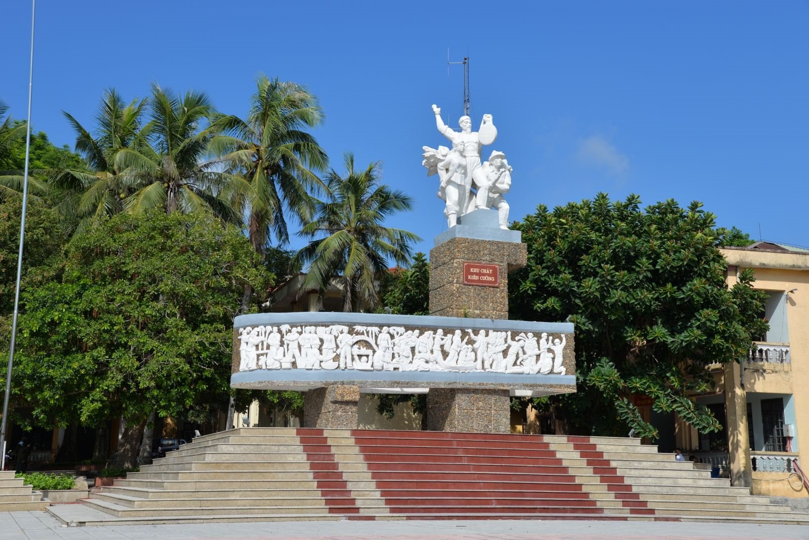 tuong-dai-khu-chay-kien-cuong.jpg