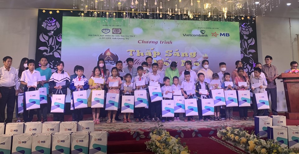 “Thắp sáng những ước mơ” tặng 100 xuất học bổng cho trẻ em nghèo tại Quảng Trị - ảnh 2