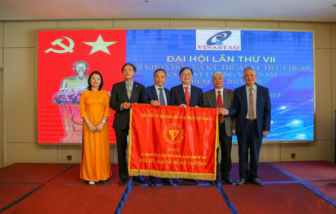 Ông Phan Xuân Dũng - Bí thư Đảng đoàn, Chủ tịch liên hiệp hội KH&KT Việt Nam trao tặng bức trướng cho Đại hội.