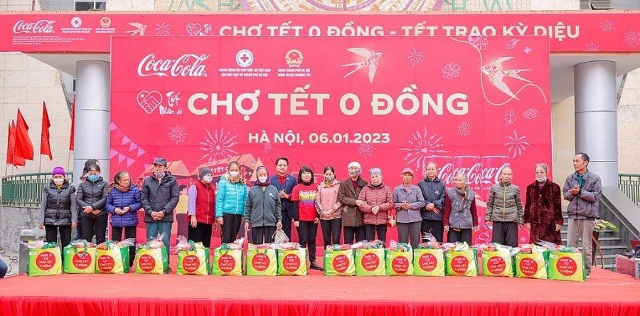 coca-cola-trao-tang-cac-phan-qua-tet20230108103202-1-.jpg