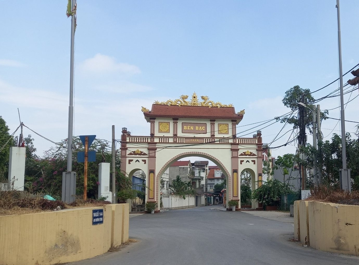 Cổng chào dẫn vào Bến Bạc phường Phú Thượng, quận Tây Hồ, Thành phố Hà Nội.