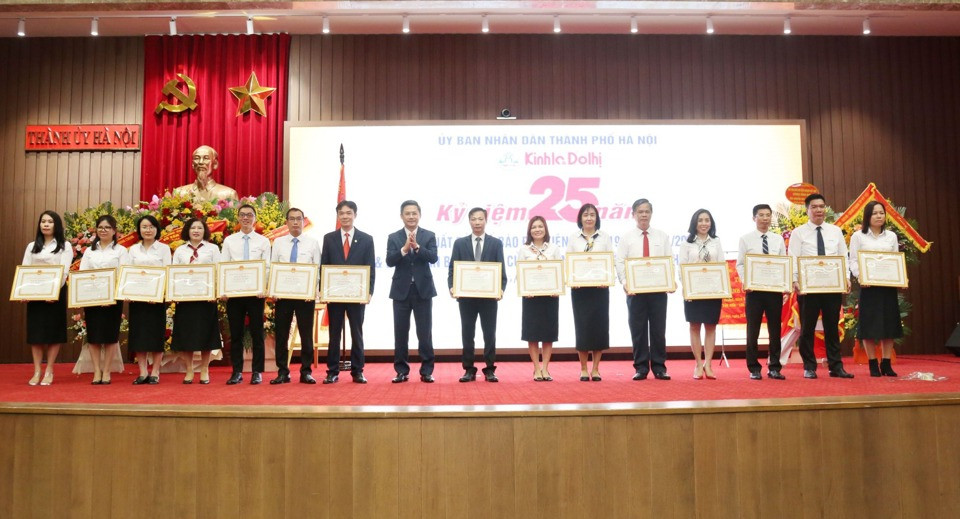 Phó Chủ tịch UBND TP Hà Nội Hà Minh Hải trao Bằng khen của Chủ tịch UBND TP cho các cá nhân có thành tích xuất sắc trong phong trào thi đua kỷ niệm 25 năm Báo Kinh tế & Đô thị xuất bản số báo đầu tiên.