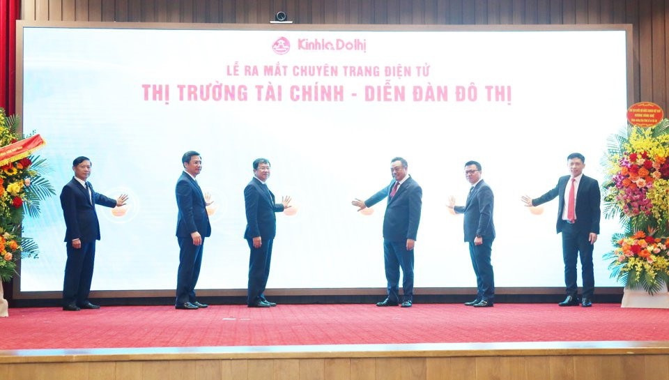 Các đại biểu thực hiện nghi thức ra mắt 2 chuyên trang điện tử mới của Báo Kinh tế & Đô thị.