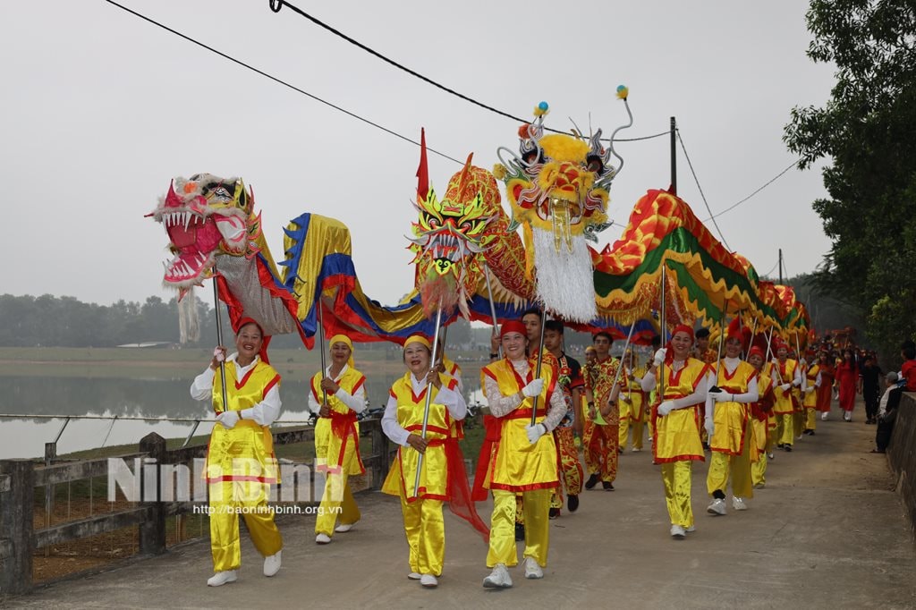 ninh-binh-tung-bung-le-hoi-truyen-thong-dong-hoa-lu-162112959.jpg