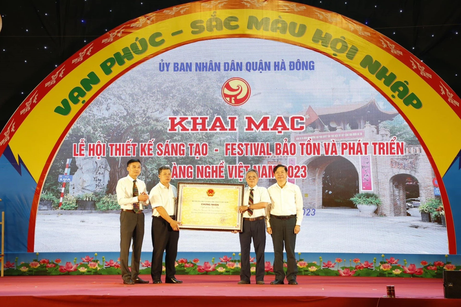 don-nhan-chung-nhan-nghe-det-lua-van-phuc-dua-vao-danh-muc-di-san-van-hoa-phi-vat-the-quoc-gia.jpg