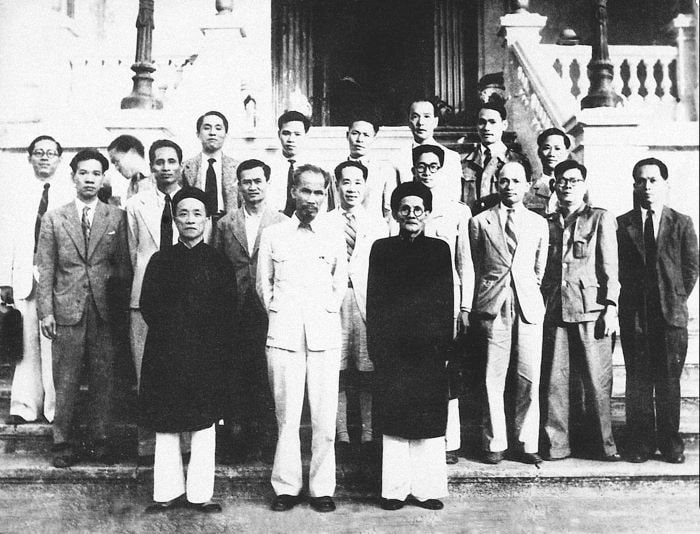 chinh-phu-dau-tien-cua-nuoc-viet-nam-dan-chu-cong-hoa-ra-mat-quoc-hoi-tai-nha-hat-lon-ha-noi-ngay-3_11_1946-..jpg