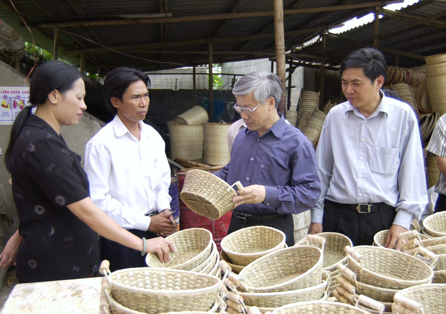 bi-thu-thanh-uy-ha-noi-nguyen-phu-trong-xem-san-pham-thu-cong-tai-huyen-thanh-tri-thang-9-2000.-anh-hnm.jpg