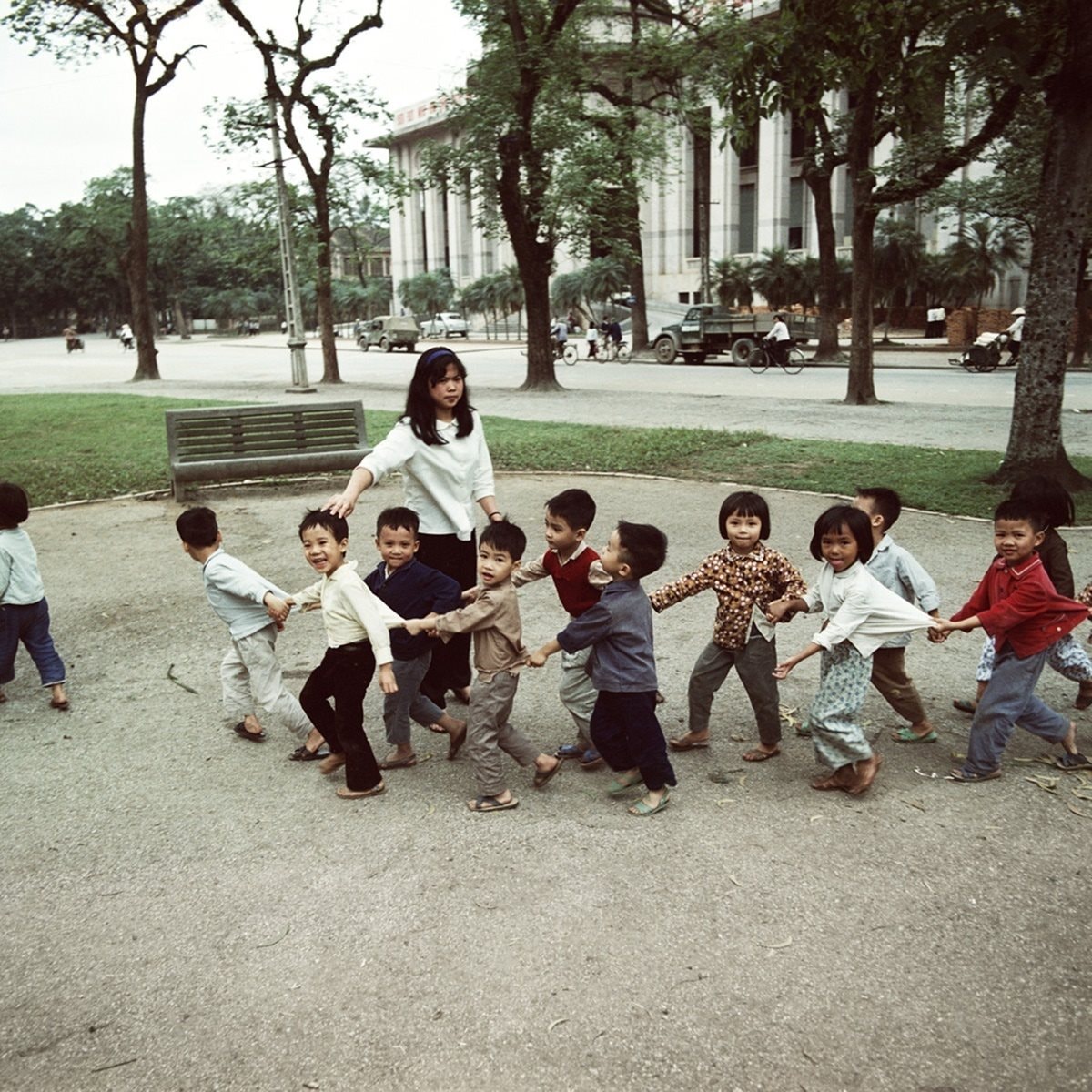 co-giao-dan-hoc-sinh-mau-giao-tham-quan-vuon-hoa-dien-hong-nam-1975.-vuon-hoa-nam-doi-dien-nha-khach-chinh-phu-hai-ben-la-ngan-hang-nha-nuoc-viet-nam-va-khach-san-metropole..jpg