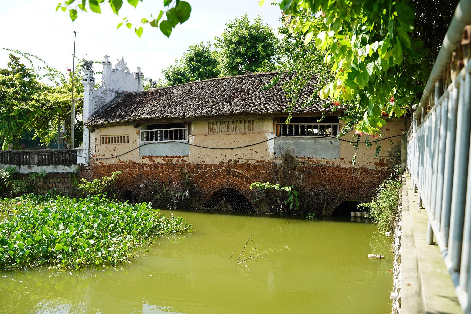 cau-khum-thon-yen-xa-thach-xa-nhin-tu-phia-ben-trai.jpg