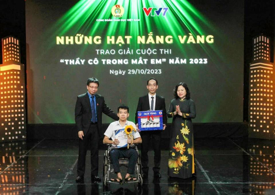 ngoc-an-trao-giai-dac-biet-cuoc-thi-thay-co-trong-mat-em-nam-2023-cho-hai-thay-tro-voi-tac-pham-nguoi-thay-cua-nhung-uoc-mo.jpg