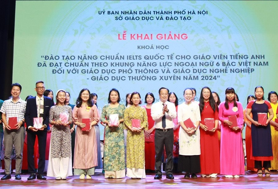 giam-doc-so-gd-dt-ha-noi-tran-the-cuong-trao-qua-cho-cac-hoc-vien-lop-nang-chuan-ielts-theo-khung-nang-luc-ngoai-ngu-6-bac-viet-nam-doi-voi-giao-duc-pho-thong-va-gdnn-gdtx-nam-2024..jpg