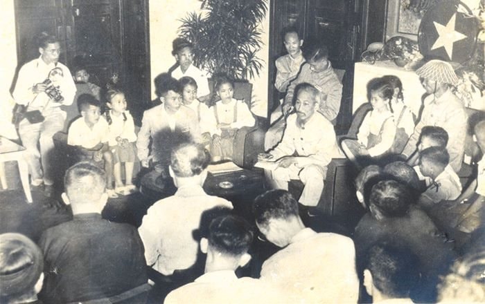 chu-tich-ho-chi-minh-tiep-doan-dai-bieu-nhan-dan-thu-do-ngay-16-10-1954.jpg