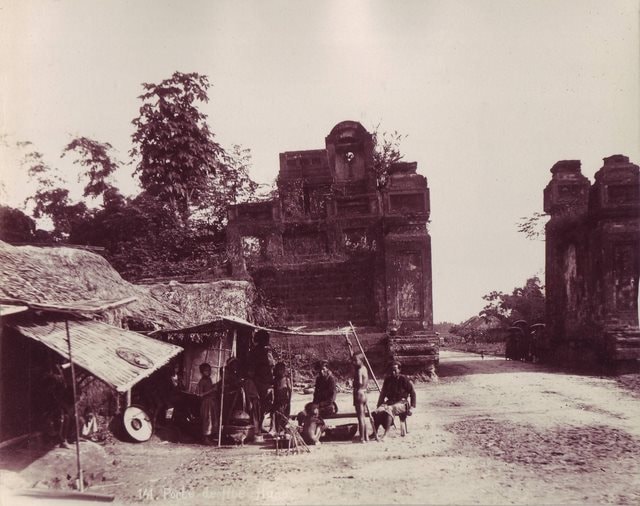 4-hanoi-ca-1880-90-by-dieulefils-porte-de-hue-cua-o-cau-den-dau-pho-hue-17281034044001039063293.jpg