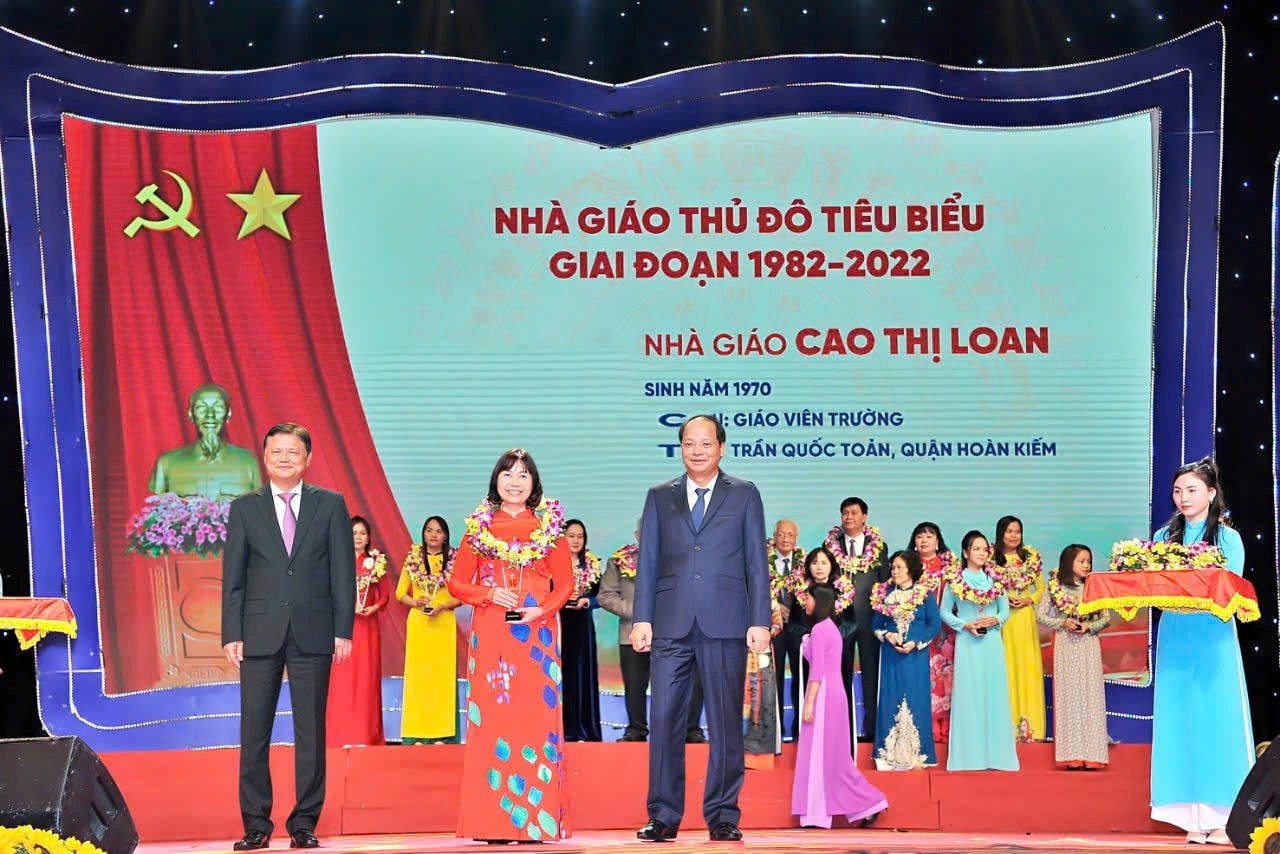 co-giao-cao-thi-loan-vinh-du-duoc-vinh-danh-nha-giao-thu-do-tieu-bieu-giai-doan-1982-2022.jpg