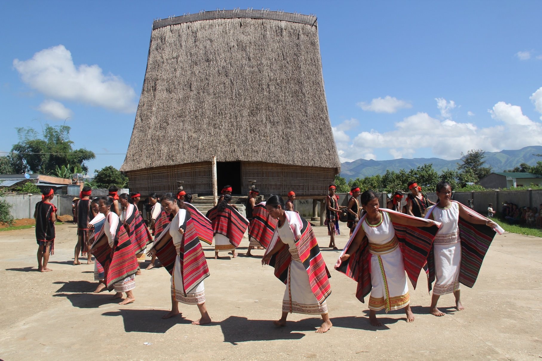 48-xo-dang-mua-chieu-cua-nguoi-ha-lang-dan-toc-xo-dang-xa-ro-koi-huyen-sa-thay-tinh-kon-tum-mai-van-nhung.jpg