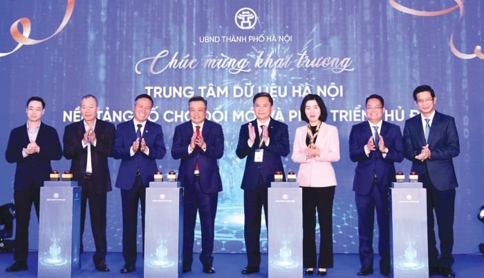 1lanh-dao-thanh-pho-ha-noi-cung-cac-dai-bieu-an-nut-khai-truong-trung-tam-phuc-vu-hanh-chinh-cong-thanh-pho..jpg