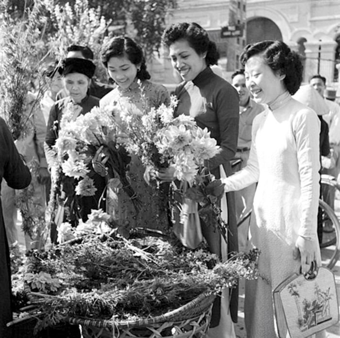 thieu-nu-ha-noi-di-cho-hoa-tet-ky-hoi-1959.jpg