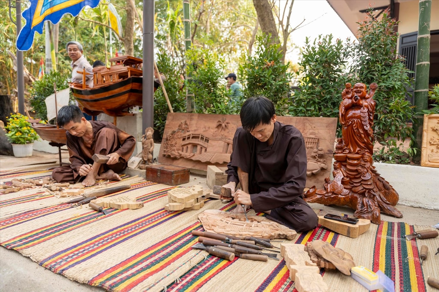 Nghề mộc ngày càng phát triển và mang lại thu nhập ổn định cho người dân đang theo nghề