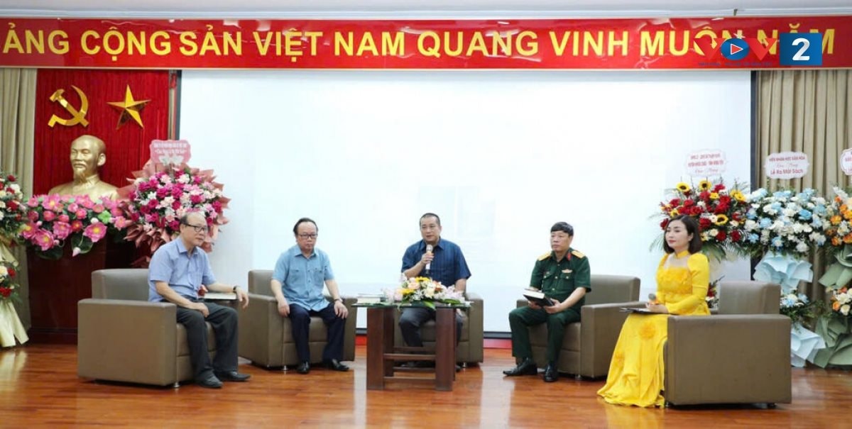 cac-dai-bieu-giao-luu-cung-tac-gia-nguyen-xuan-tuan-giua-tai-buoi-ra-mat-sach-1-.jpg
