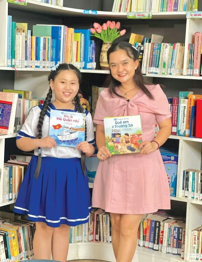 tac-gia-nguyen-tham-trong-mot-chuong-trinh-giao-luu-cung-hoc-sinh.jpg