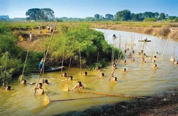 thanh-nien-trai-trang-tham-gia-bat-ca-tren-song-tich..jpg