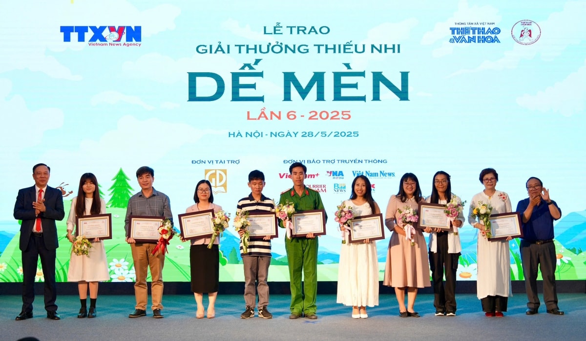 nhac si pham tuyen duoc trao giai thuong hiep si de men hinh anh 1