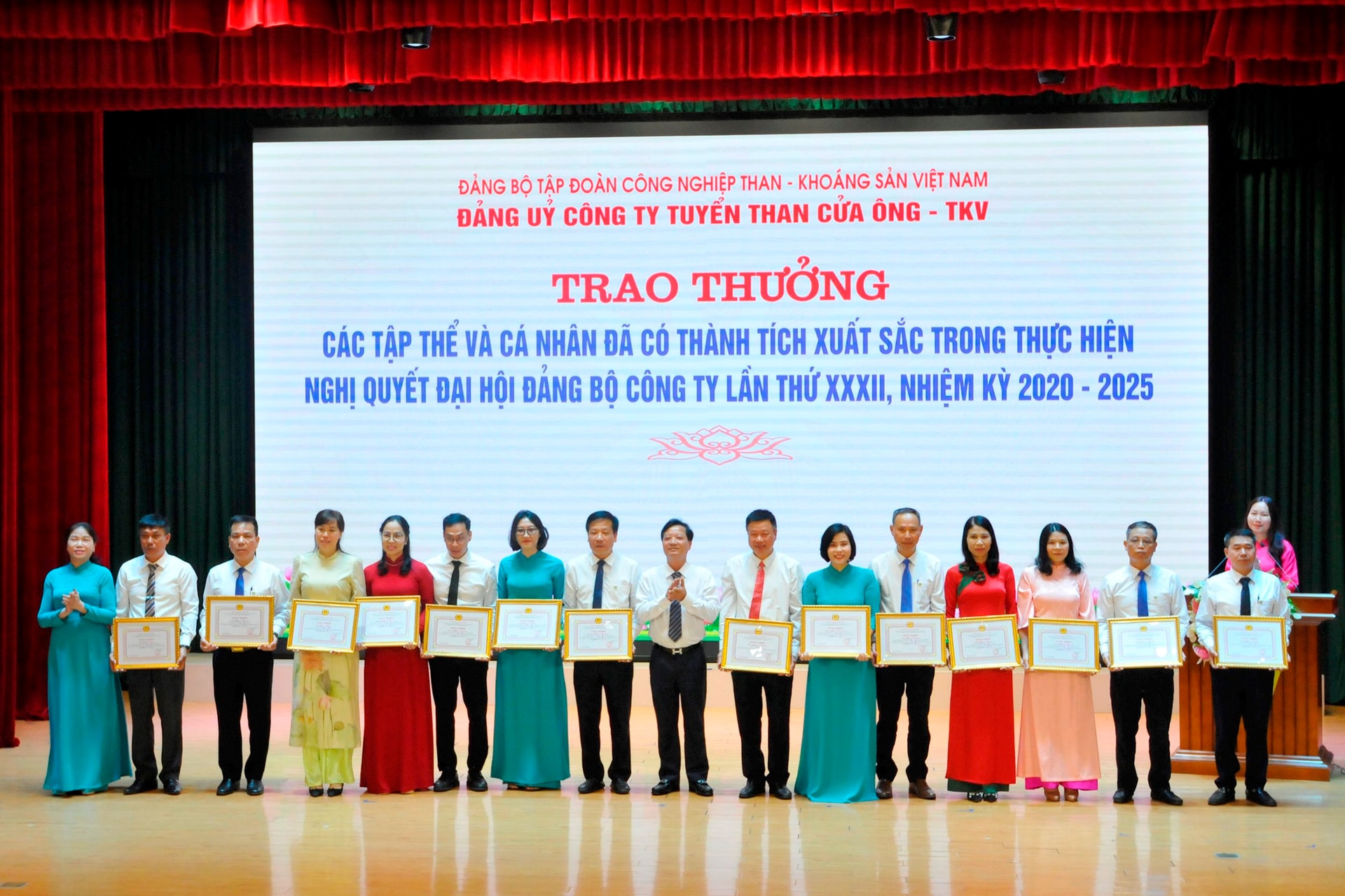 khen-thuong-cac-tap-the-va-ca-nhan-co-thanh-tich-xuat-sac-trong-trien-khai-thuc-hien-nghi-quyet-dai-hoi-dang-bo-cong-ty-lan-thu-xxxii-nhiem-ky-2020-2025.jpg