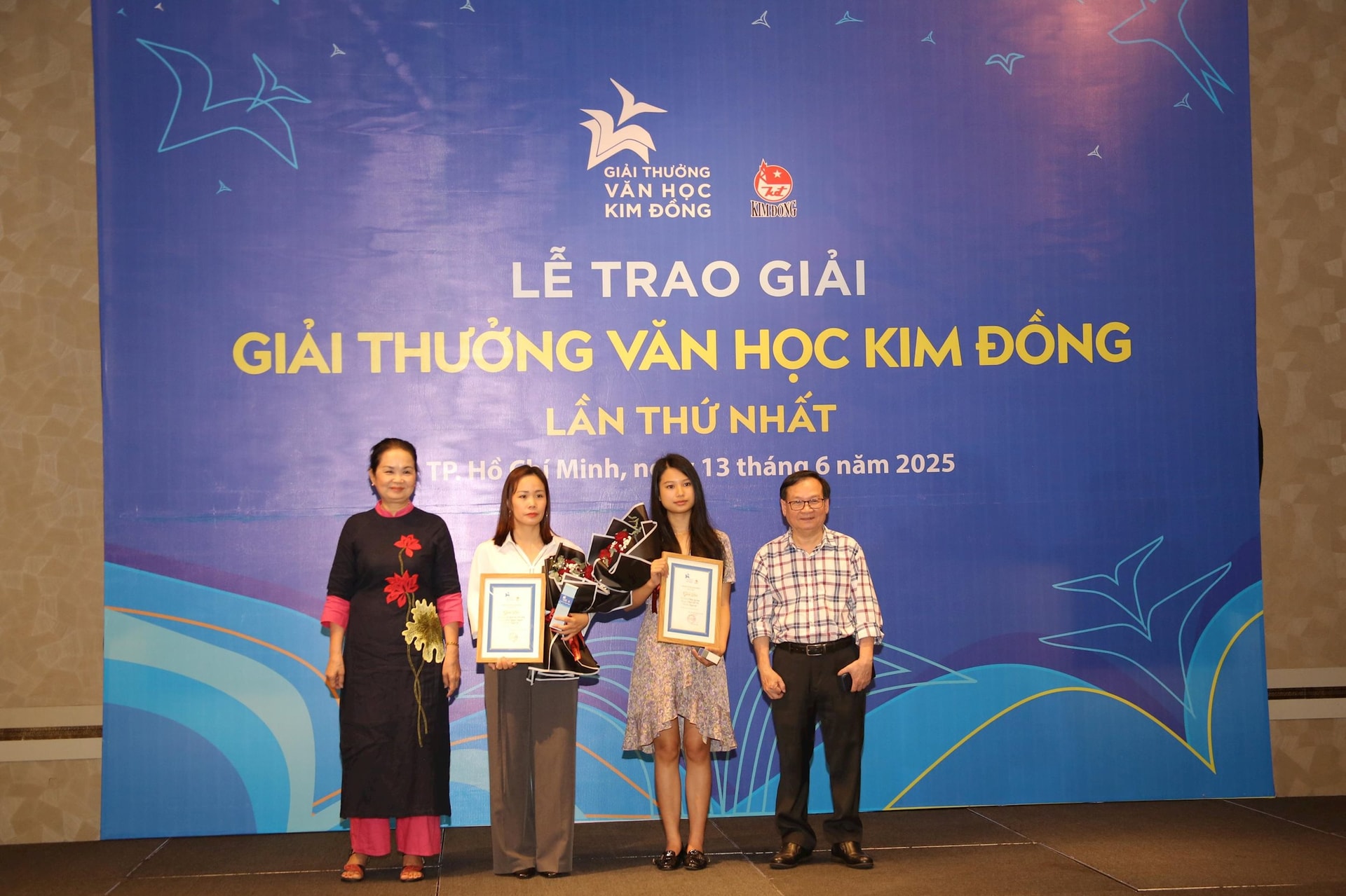 anh6_trao-giai-ba.jpeg