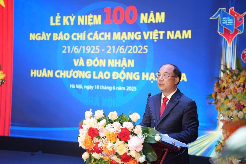 bao-tuoi-tre-thu-do-don-nhan-huan-chuong-lao-dong-hang-ba-20250618145114.jpg