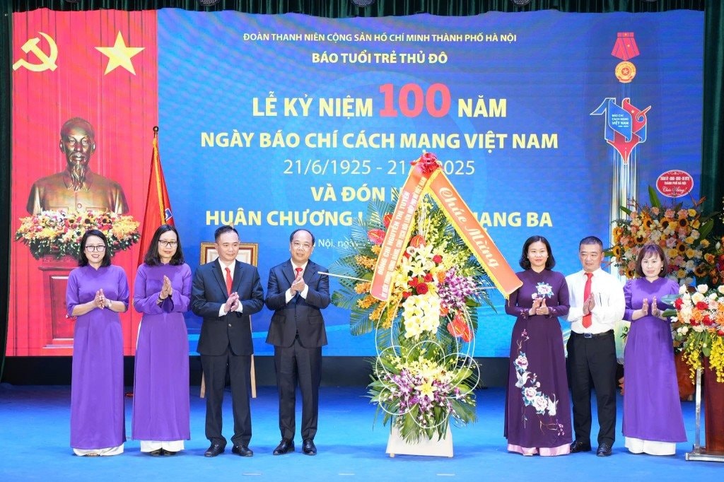 bao-tuoi-tre-thu-do-vinh-du-don-nhan-huan-chuong-lao-dong-hang-ba-20250618152022.jpg
