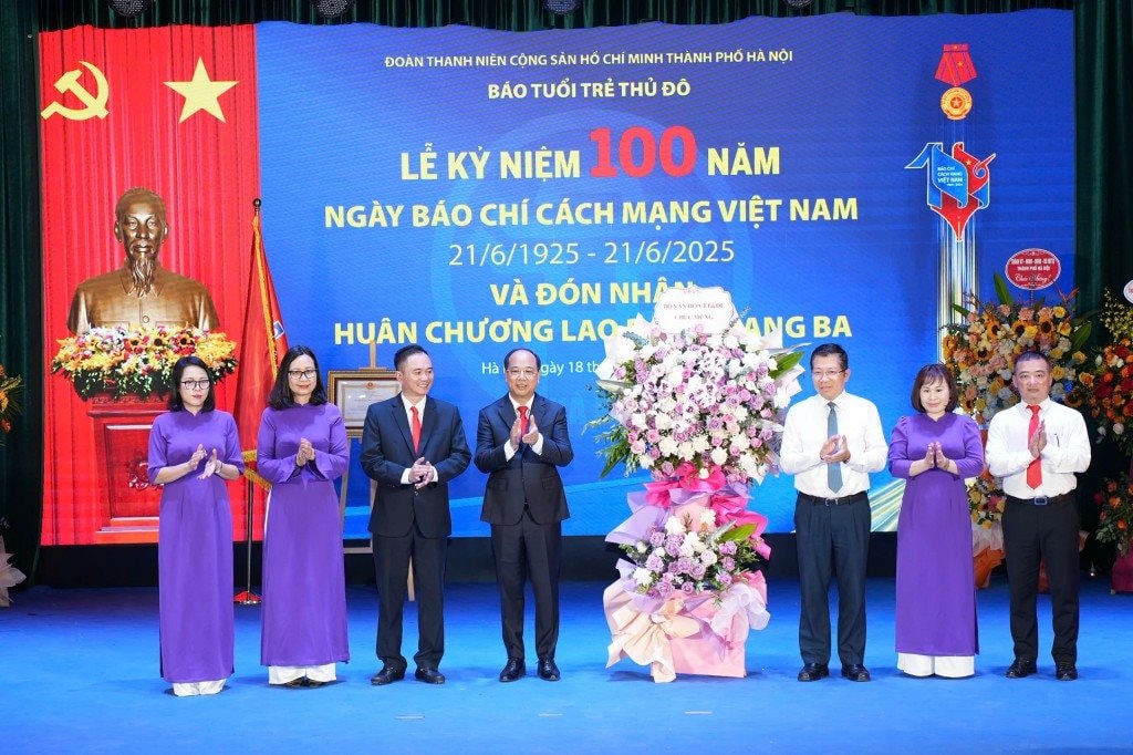bao-tuoi-tre-thu-do-vinh-du-don-nhan-huan-chuong-lao-dong-hang-ba-20250618152219.jpg