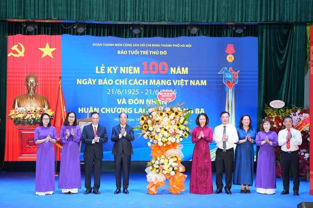 bao-tuoi-tre-thu-do-vinh-du-don-nhan-huan-chuong-lao-dong-hang-ba-20250618152342.jpg