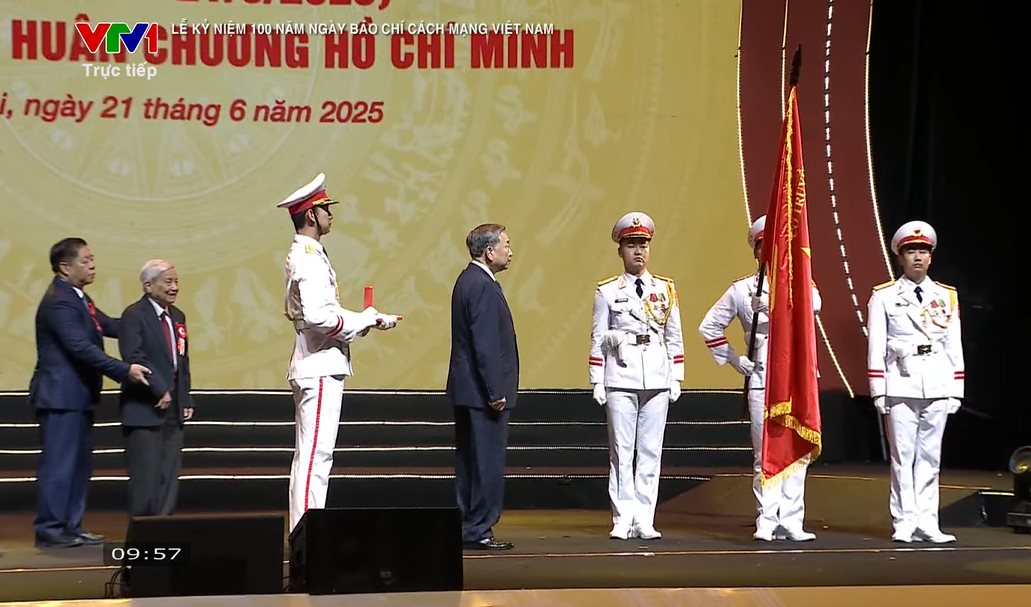 trao-huanchuong.png