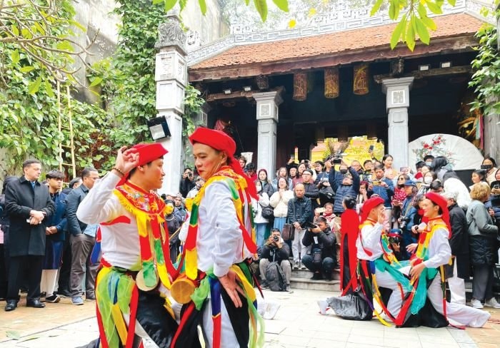mua-trong-bong-tai-dinh-kim-ngan.jpg