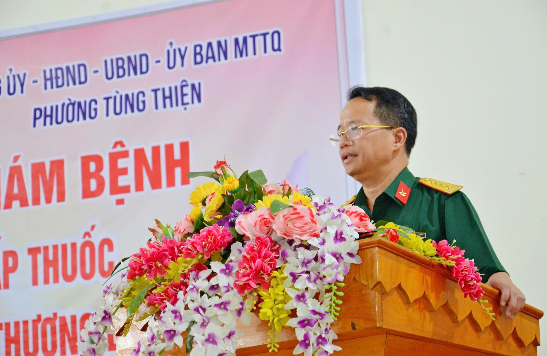 tung-thien-kham-benh-2-.jpg