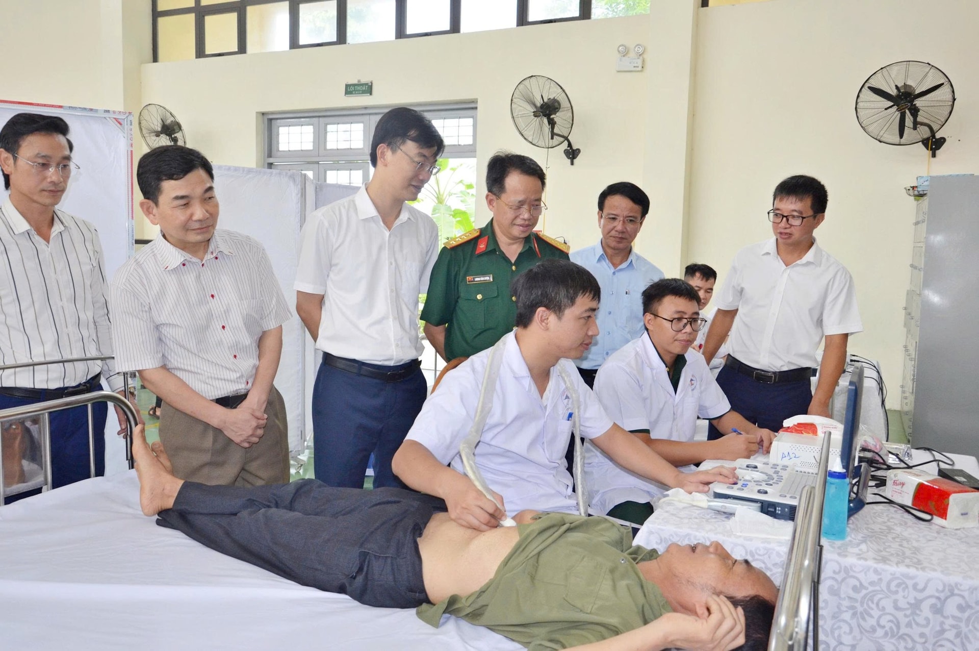 tung-thien-kham-benh-6-.jpg