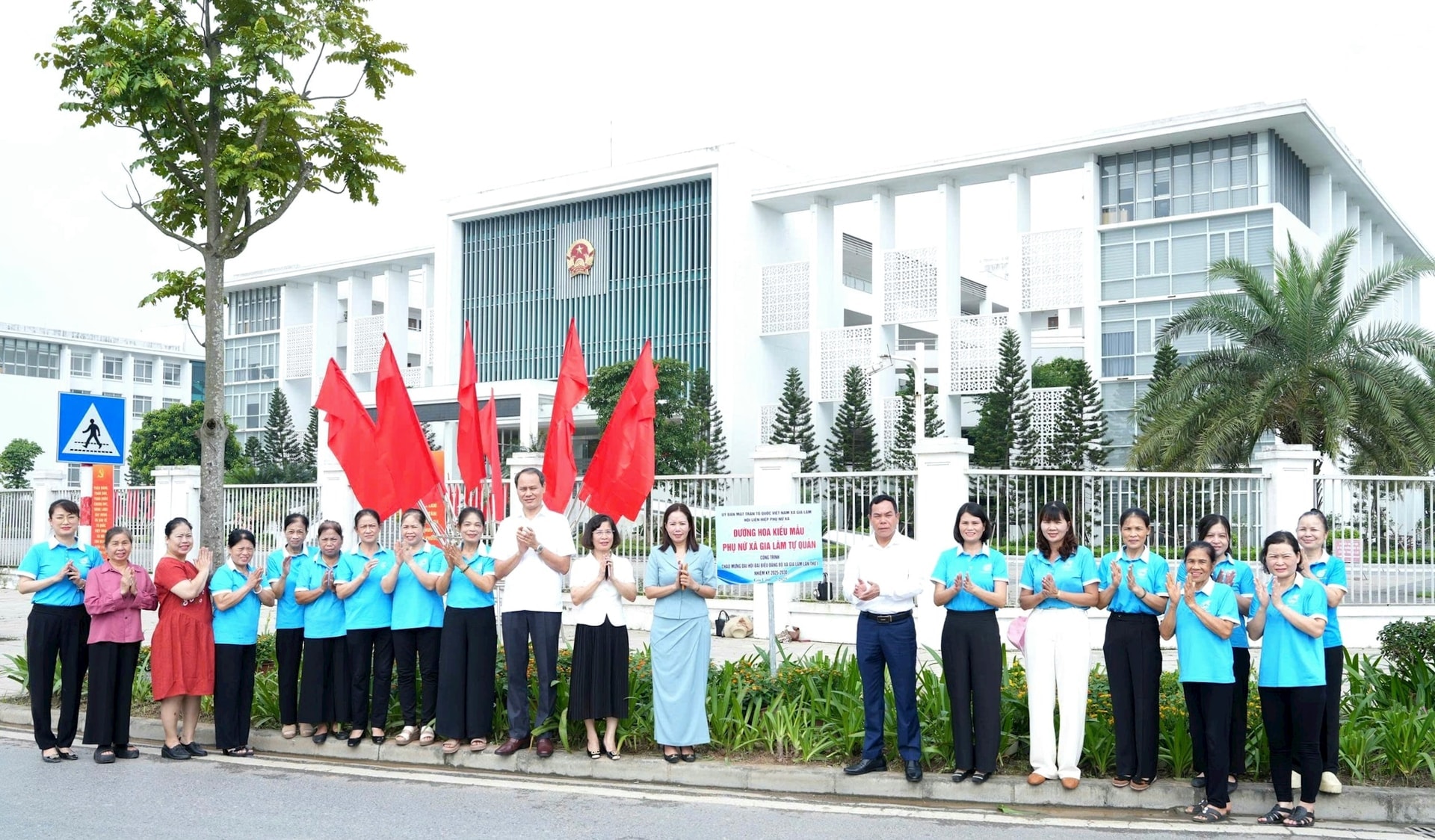 Hội Liên hiệp Phụ nữ xã Gia Lâm gắn biển mô hình “Đường hoa kiểu mẫu - Phụ nữ xã Gia Lâm tự quản” chào mừng Đại hội Đảng các cấp, Đại hội Đảng bộ xã lần thứ I, nhiệm kỳ 2025-2030. Ảnh: Hoàng Anh