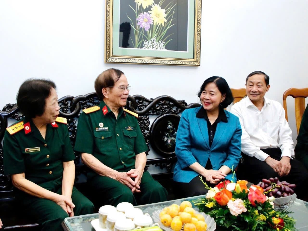 bi-thu-thanh-uy-ha-noi-bui-thi-minh-hoai-tham-tang-qua-thuong-binh-anh-viet-thanh-761.jpg