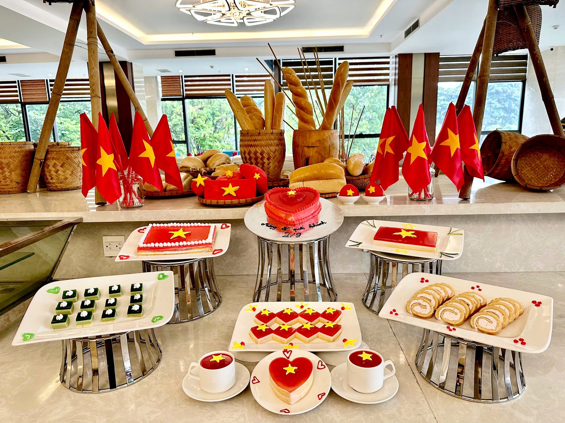 buffet-an-tuong-voi-hinh-anh-trang-tri-co-to-quoc.jpg