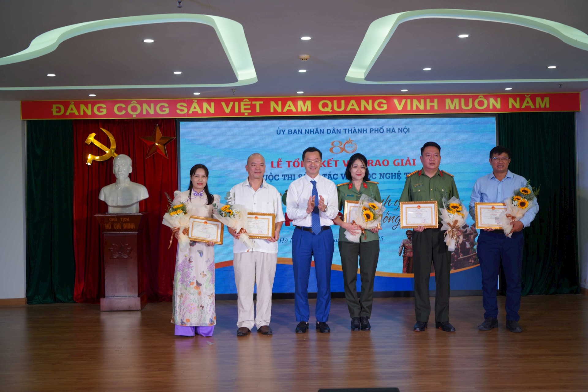 nhat.jpg