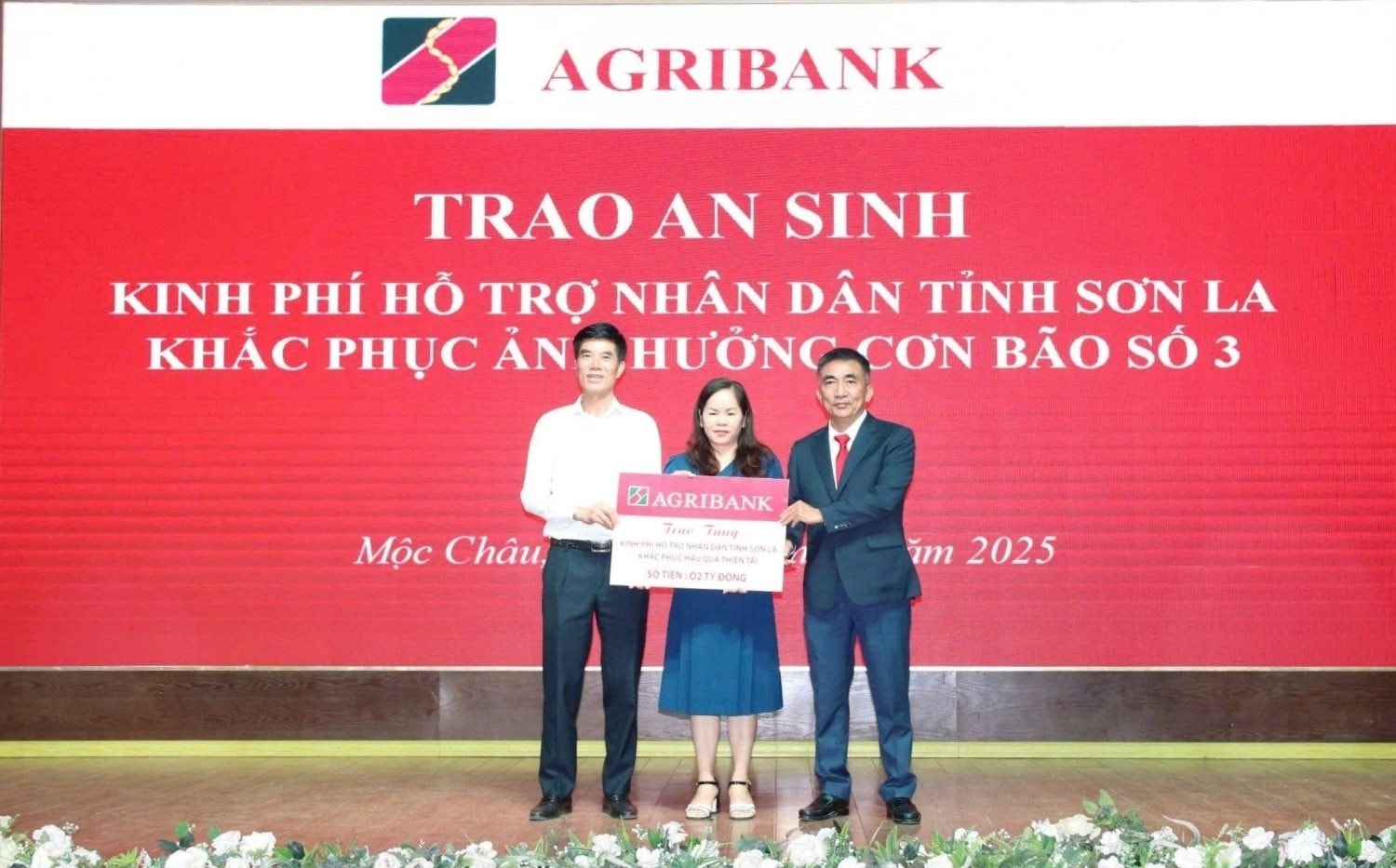 anh-2-son-la-trao-kinh-phi-ho-tro-khac-phuc-hau-qua-thien-tai.jpg