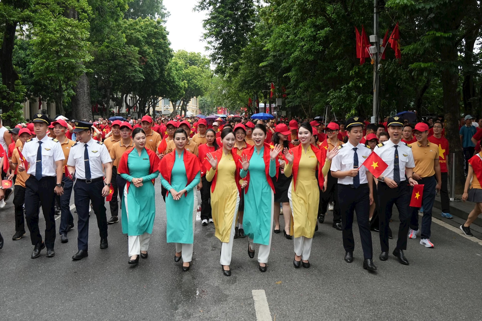 cung-viet-nam-tien-buoc-1-ty-buoc-chan-tien-vao-ky-nguyen-moi-la-mot-trong-nhung-hoat-dong-vietnam-airlines-trien-khai-nhan-dip-ky-niem-80-nam-dong-hanh-cung-dat-nuoc.jpg