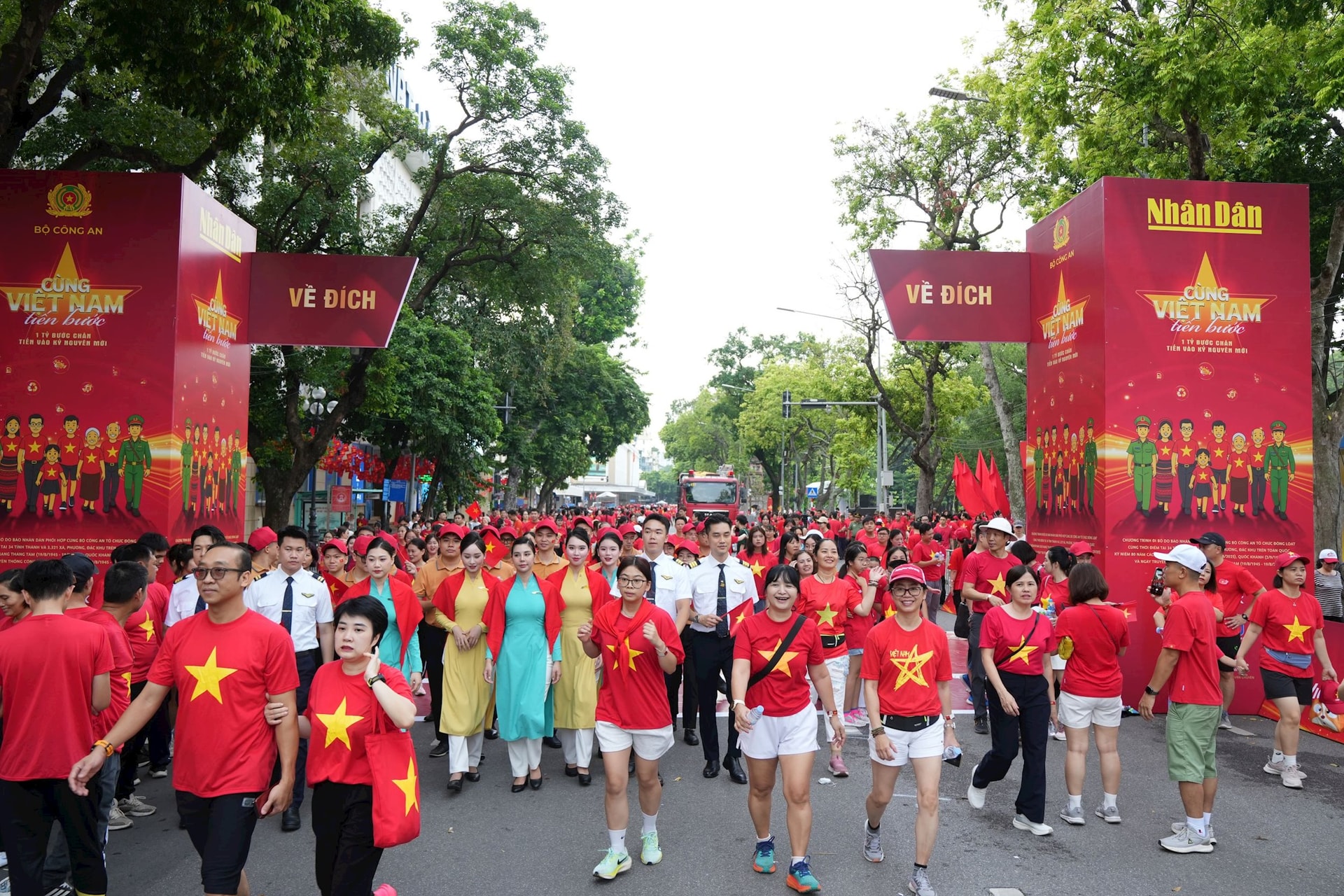 hon-200-can-bo-nhan-vien-cua-hang-truc-tiep-tham-gia-di-bo-tai-cac-diem-cau-khap-ca-nuoc-the-hien-tinh-than-gan-ket-va-trach-nhiem-xa-hoi.jpg