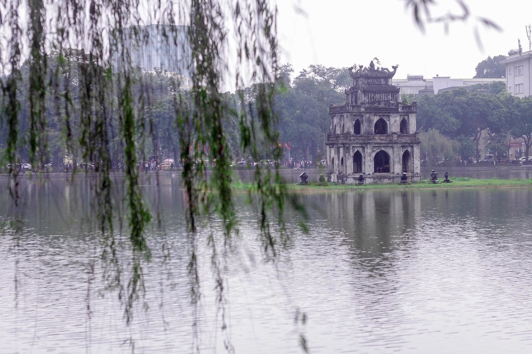 hinh-anh-ho-guom-lieu-ru-xa-xam_100246465.jpg