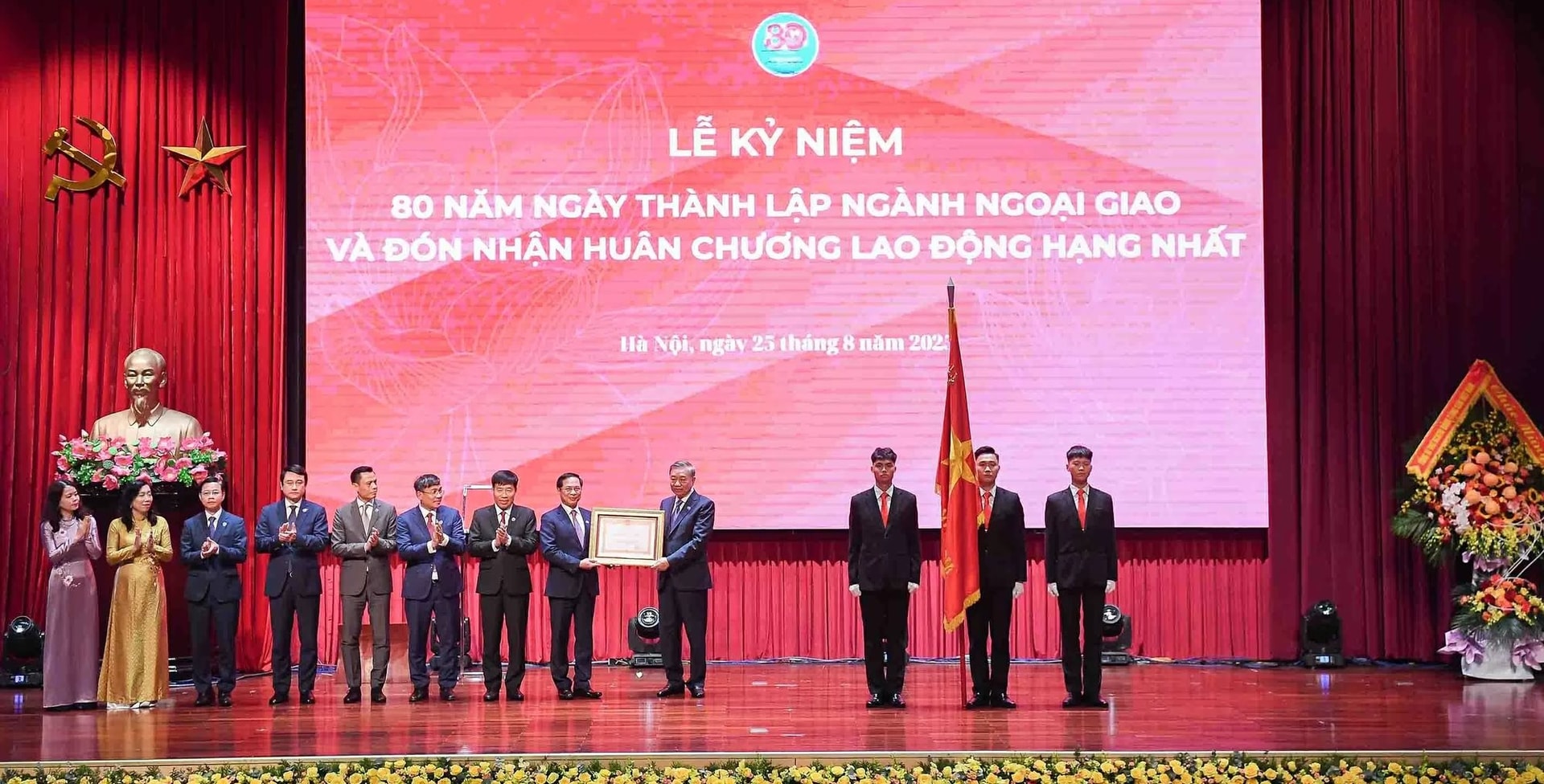 tang-ngoai-giao.jpg
