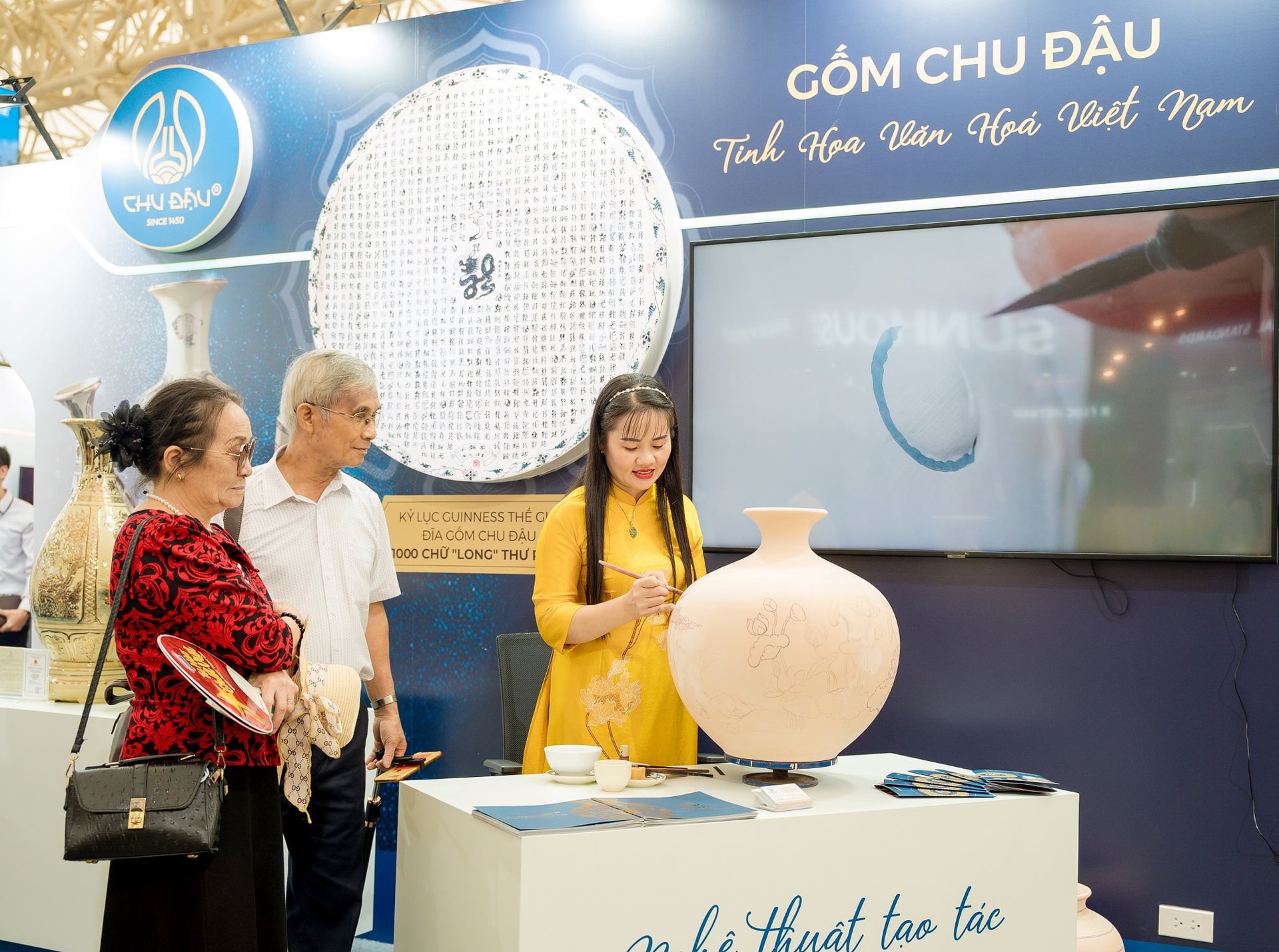 05-man-bieu-dien-nghe-thuat-ve-gom-cua-nghe-nhan-chu-dau-hut-khach-theo-doi.jpg