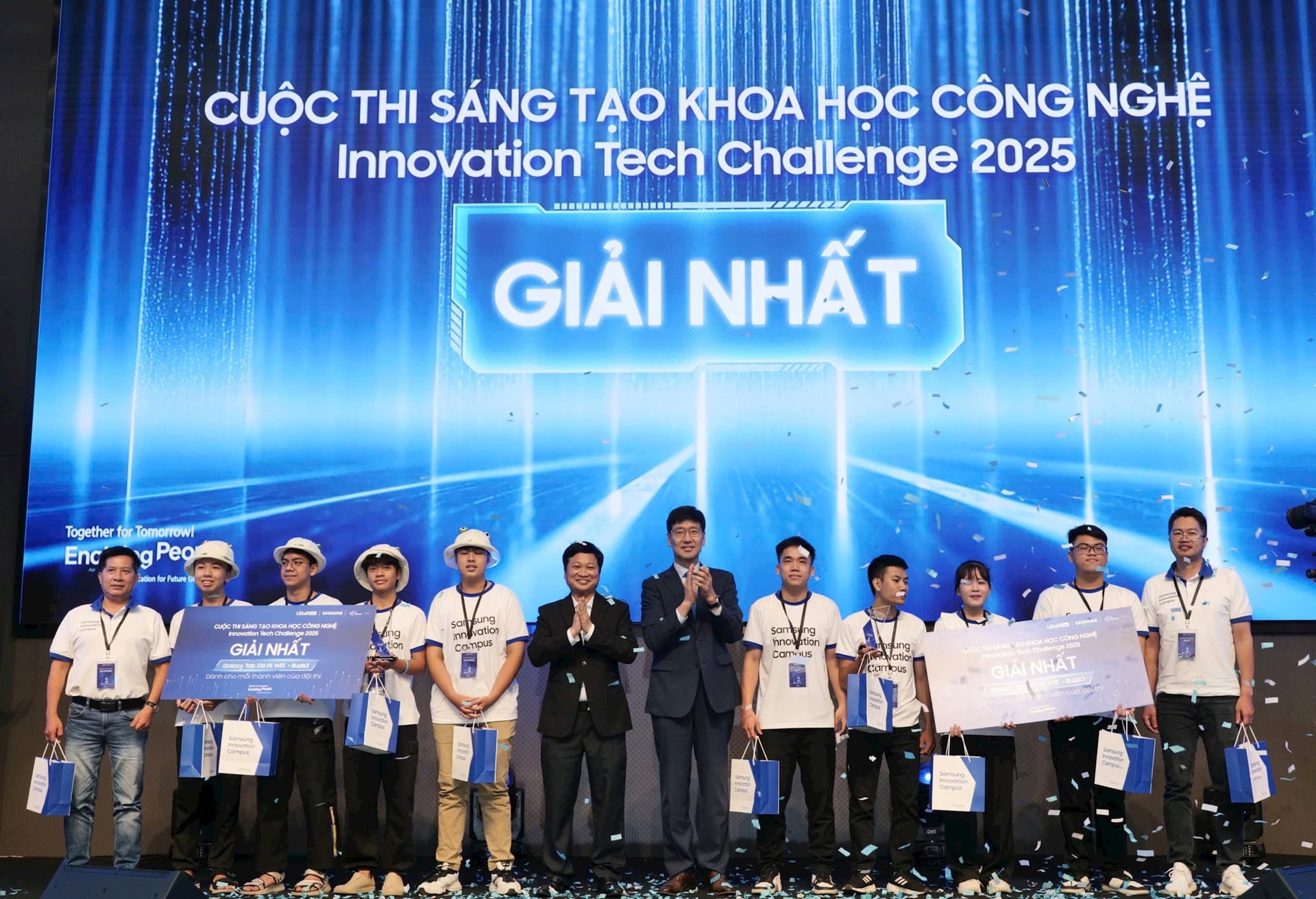 giai-nhat-thuoc-ve-2-doi-thi-lqd-piogineers-truong-thpt-chuyen-le-quy-don-da-nang-bang-a-va-dtu-tt-dai-hoc-duy-tan-da-nang-bang-b-.jpg