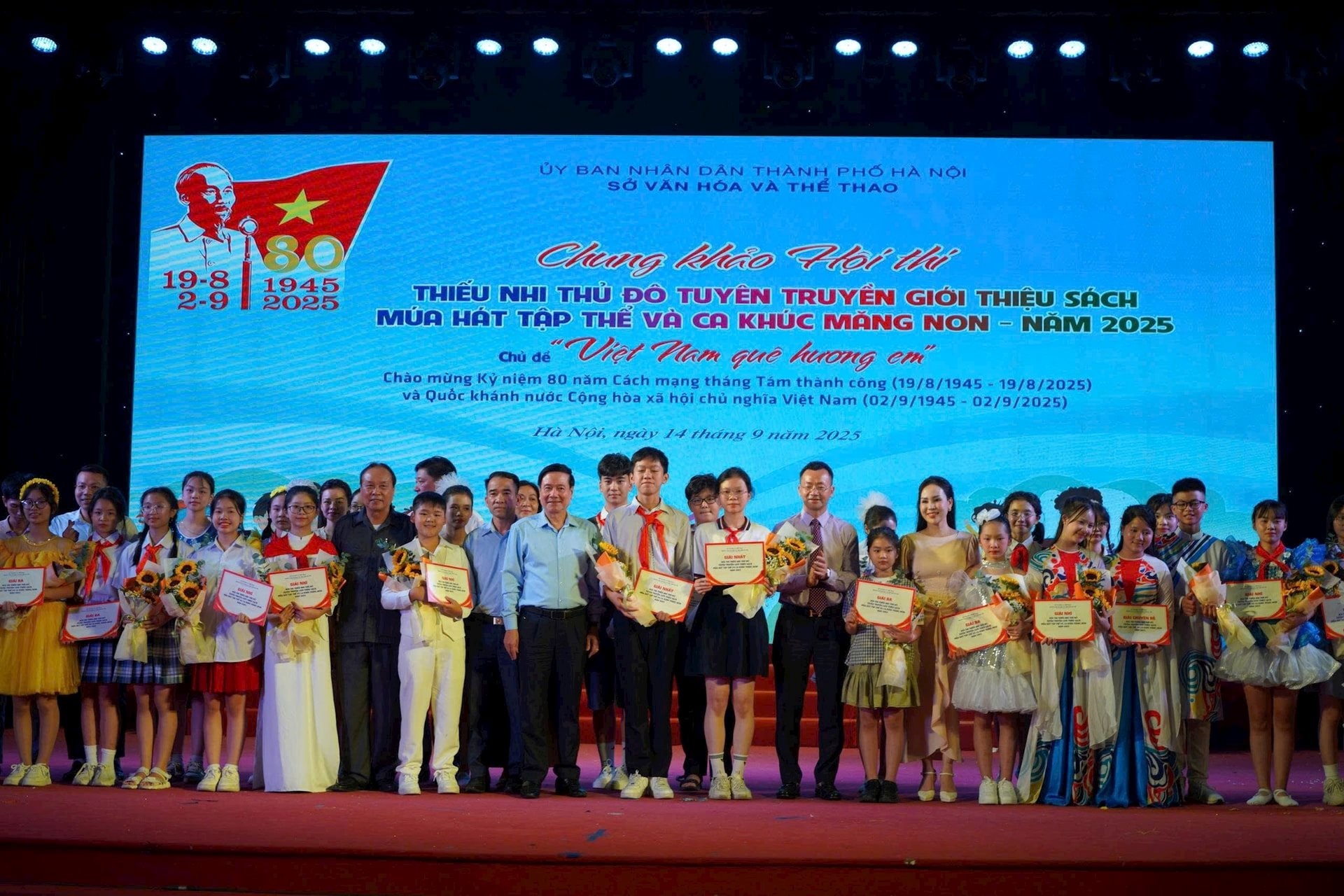 trao-giai-cho-cac-doi.jpg