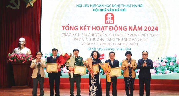 anh-2-dai-dien-bch-hoi-nha-van-ha-noi-trao-giai-thuong-cho-cac-tac-gia-doat-giai-thuong-van-hoc-thu-do-nam-2024-cho-cac-tac-gia..jpg